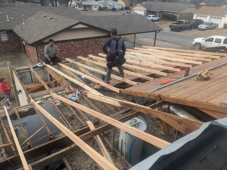 Tedder’s Roofing LLC roofing crew at work